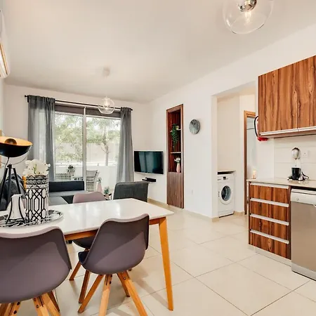 Sunnyvillas: 2br Mythical Apt*swimming Pool*ak04 パラリムニ